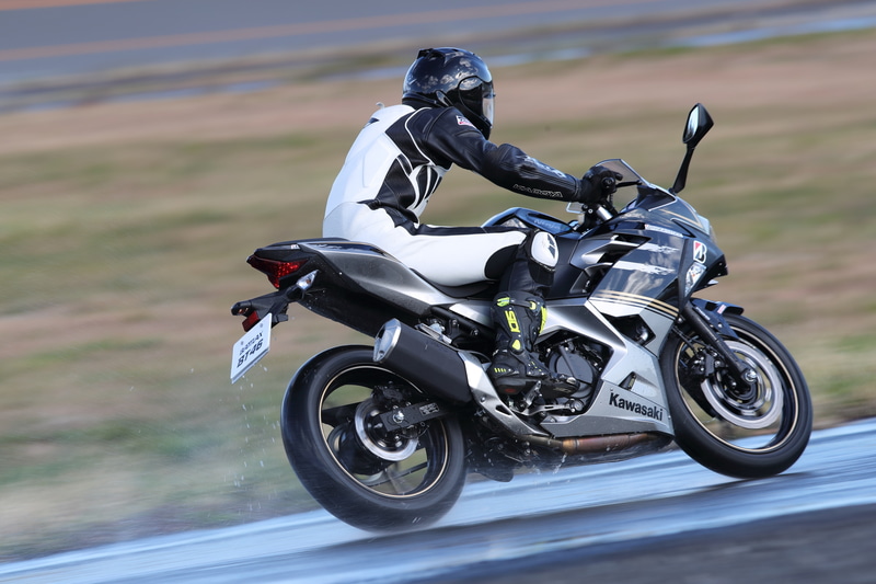 コーナーからの脱出。リアに荷重を乗せてグリップさせているイメージを作ることができる