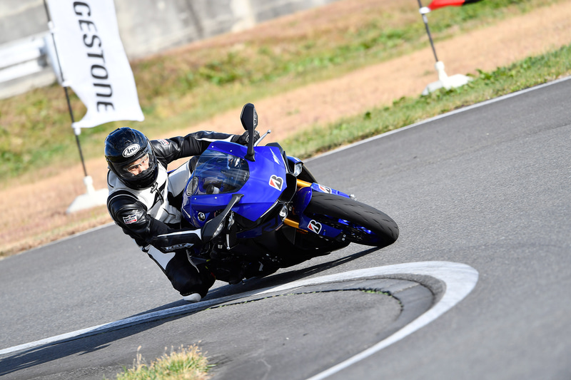 ブリヂストン「BATTLAX RACING STREET RS11」と旧モデルの「BATTLAX RACING STREET RS10」を比較試乗した