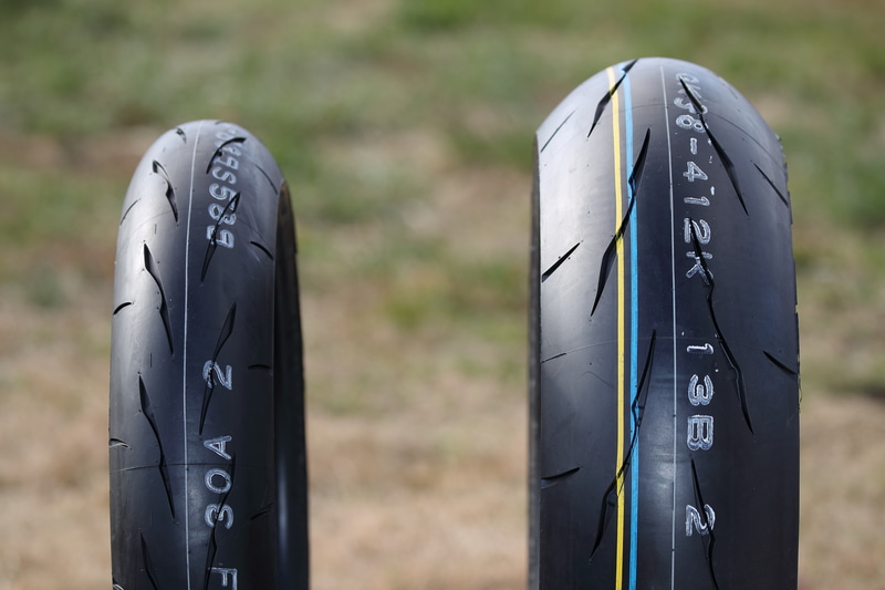 BATTLAX RACING STREET RS11のフロント（左）とリア（右）