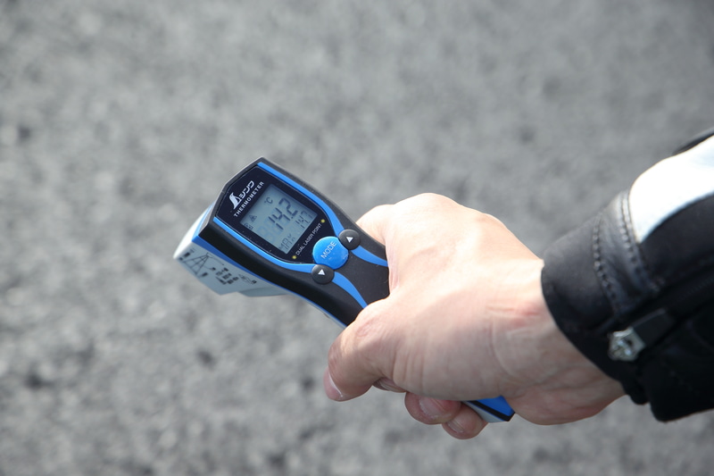 路面はおおよそ14～15℃。レーシングタイヤだと厳しい条件だが、ストリート向けのRS11であれば問題ない