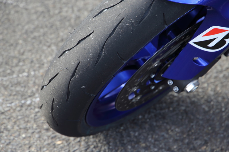 フロントはRS10に比べてクラウン半径が小径化した