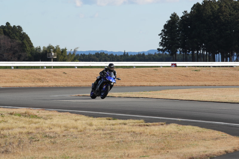 切り返しが続くコーナーでの倒し込みの早さはRS11の利点