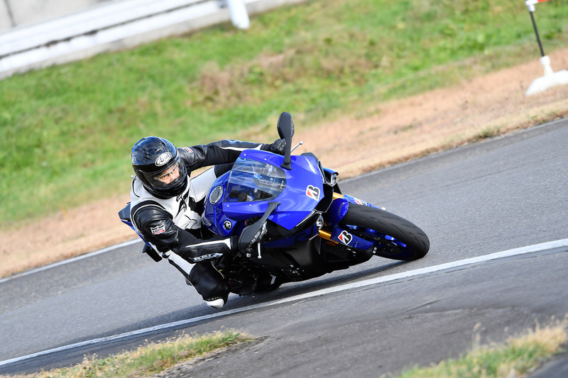 面で支えてくれるリアのおかげで、バンクさせていった時の安定感は大きい