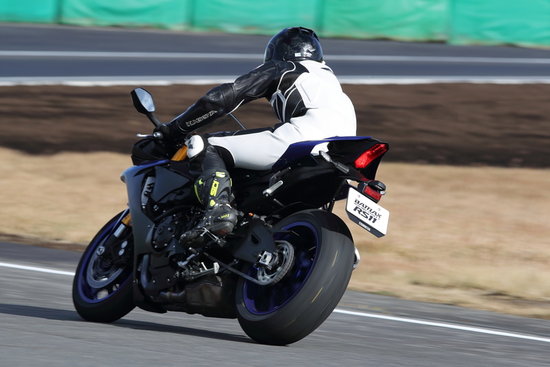 コーナーの立ち上がりでもリアが荷重を受け止めている感じがはっきり分かる