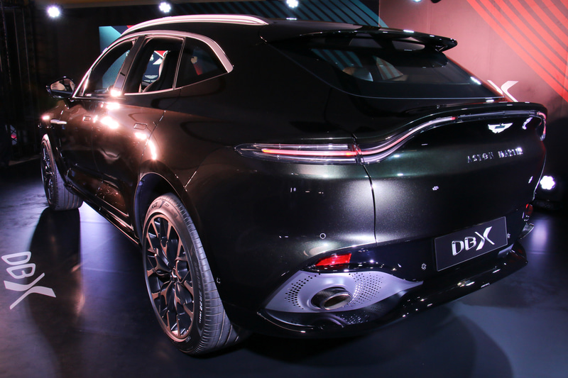 先進的な電子制御デバイスを多用してアストンマーティンモデルとしての走りを追求した