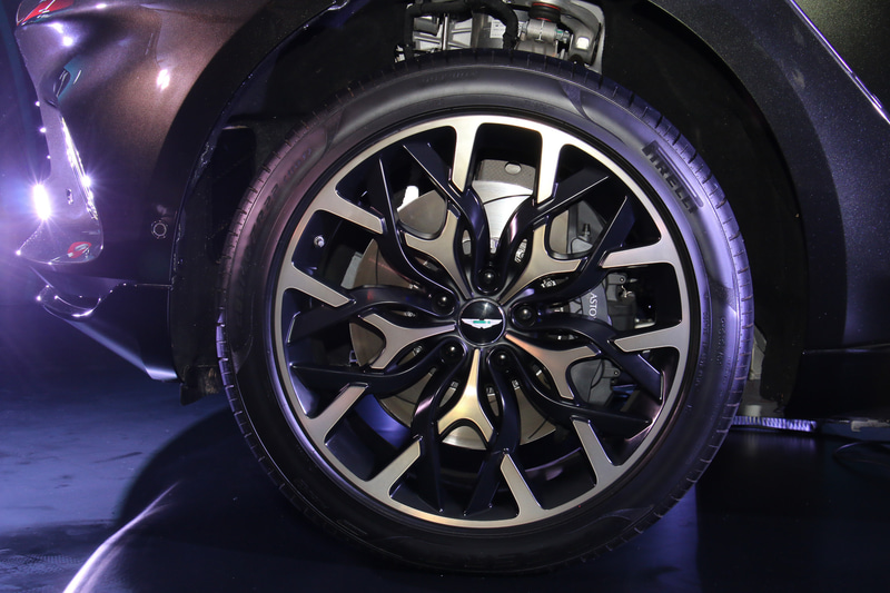 先進的な電子制御デバイスを多用してアストンマーティンモデルとしての走りを追求した