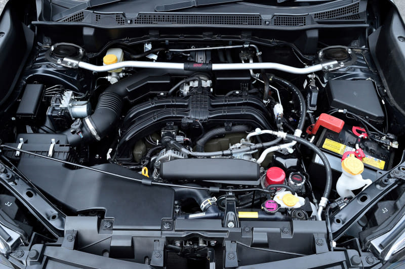 左右のサスペンションの付け根をつなぐフレキシブルタワーバー（3万3000円）、パフォーマンスオイルフィルター（3850円）、オイルフィラーキャップ（9680円）、ラジエターキャップ（3740円）