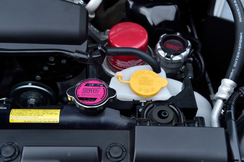 左右のサスペンションの付け根をつなぐフレキシブルタワーバー（3万3000円）、パフォーマンスオイルフィルター（3850円）、オイルフィラーキャップ（9680円）、ラジエターキャップ（3740円）