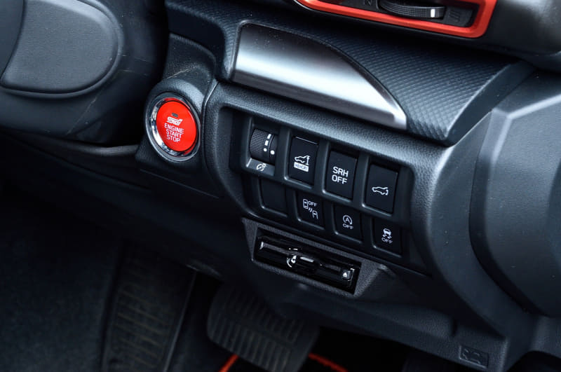 プッシュエンジンスイッチ（1万6500円）、高品質牛革キップスキンを採用し、STIロゴの刺繍が施されるシフトノブ（2万5300円）