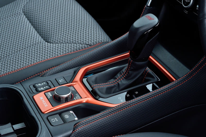 プッシュエンジンスイッチ（1万6500円）、高品質牛革キップスキンを採用し、STIロゴの刺繍が施されるシフトノブ（2万5300円）