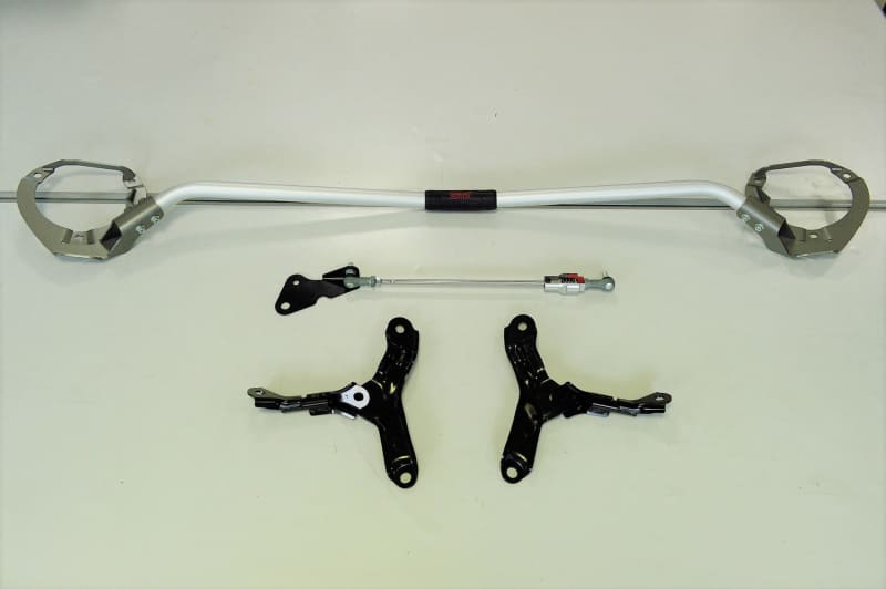 18インチアルミホイール（20万200円/本）、フレキシブルドロースティフナー（3万800円）、サポートフロントキット（3万5200円）