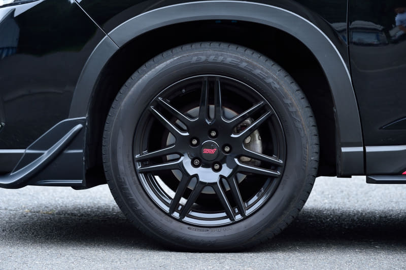 18インチアルミホイール（20万200円/本）、フレキシブルドロースティフナー（3万800円）、サポートフロントキット（3万5200円）