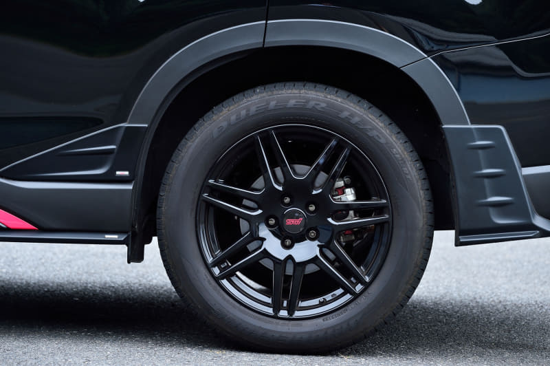 18インチアルミホイール（20万200円/本）、フレキシブルドロースティフナー（3万800円）、サポートフロントキット（3万5200円）