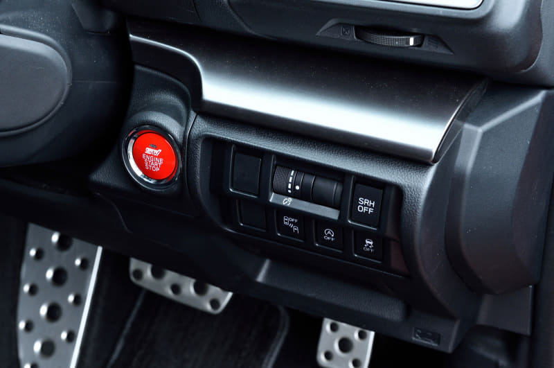 フレキシブルタワーバー（3万3000円）、パフォーマンスオイルフィルター（3850円）、オイルフィラーキャップ（9680円）、ラジエターキャップ（3740円）、プッシュエンジンスイッチ（1万6500円）