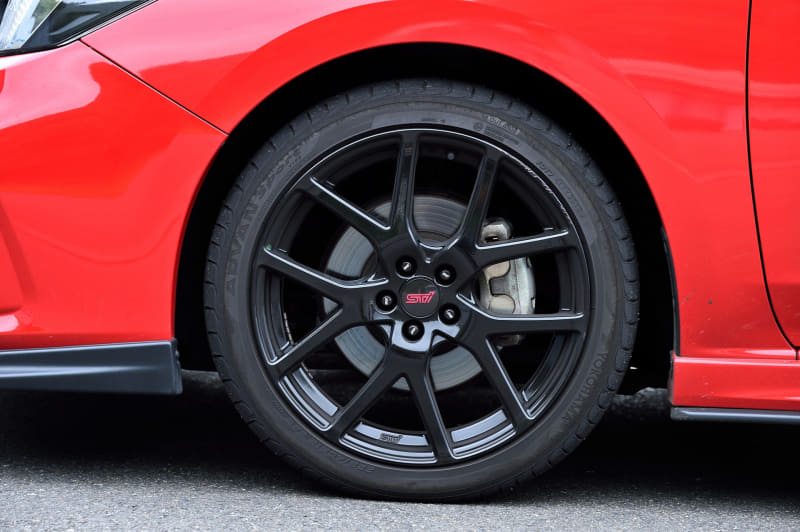 18インチアルミホイール（20万200円/本）、フレキシブルドロースティフナー（3万800円）、サポートフロントキット（3万5200円）、ラテラルリンクセット（5万5000円）