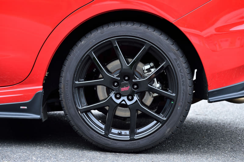 18インチアルミホイール（20万200円/本）、フレキシブルドロースティフナー（3万800円）、サポートフロントキット（3万5200円）、ラテラルリンクセット（5万5000円）