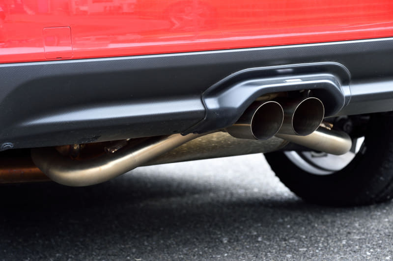 パフォーマンスマフラー＆ガーニッシュキット（13万7500円）、リヤルーフスポイラー（4万4000円）、ドアハンドルプロテクター（6600円）