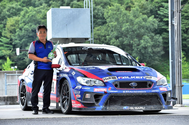 2019年6月に開催されたニュルブルクリンク24時間レースのSP3Tクラスで6度目のクラス優勝を果たし、総合でも19位と驚異的な成績を収めた「SUBARU WRX STI」と辰己英治総監督。STIのパフォーマンスパーツには、モータースポーツで培われたノウハウがいかされている