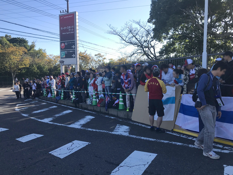 ドライバー待ちをしているファンの前を横切り歩道へ
