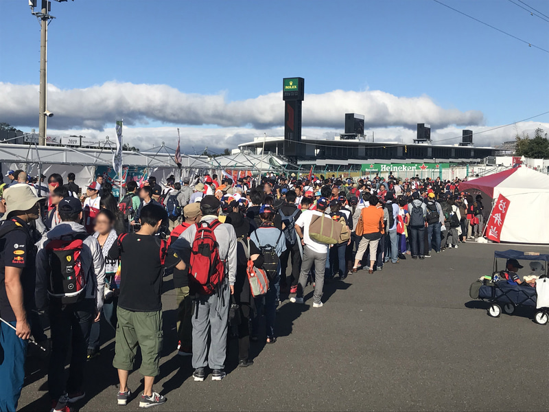 A1席後方に長蛇の列。その先は