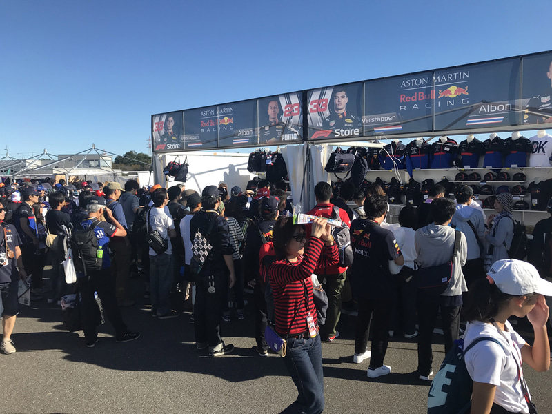 レッドブルグッズのお店も大人気