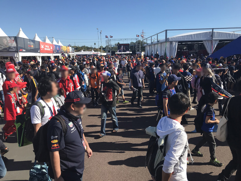 木曜日の景色から一転、グランドスタンド裏は人で溢れていた