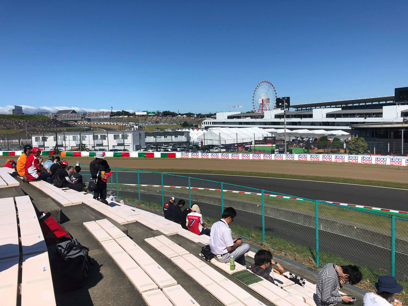 ダンロップからデグナーに向かうマシンがチラッと見える