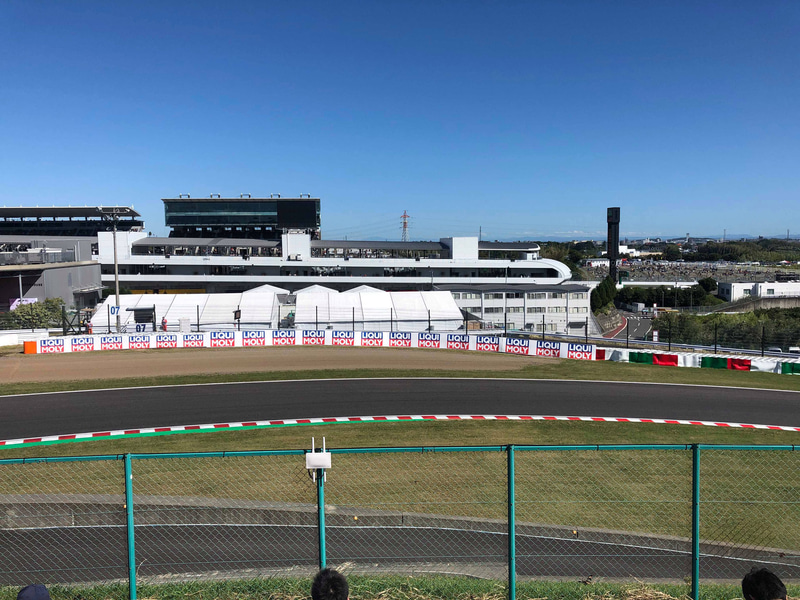 S字2つ目の左ターンが目の前。流し撮りのお勧めポイントであり、1987年にマンセルがクラッシュしたのはここだ