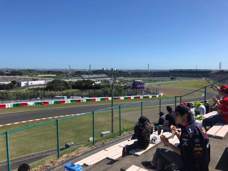 1コーナーから2コーナー、S字までが見渡せる。この席を狙って買うには経験が必要かも