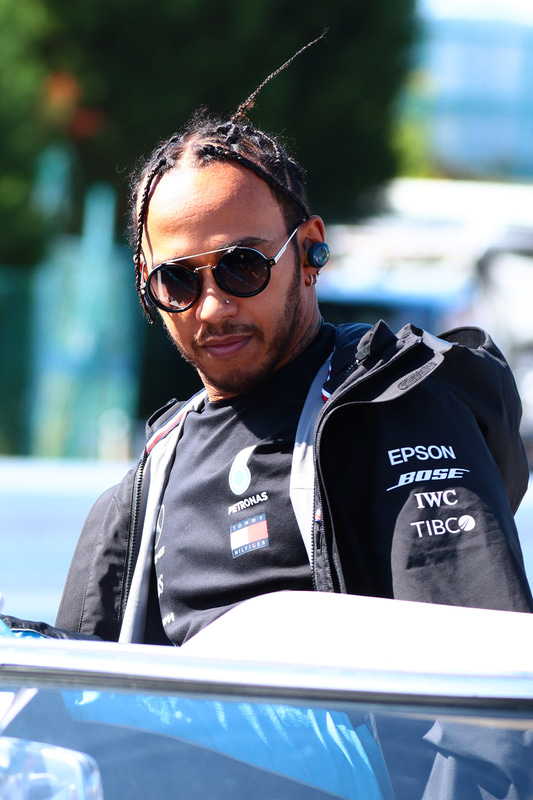 ハミルトン選手。編み込みヘアーが……