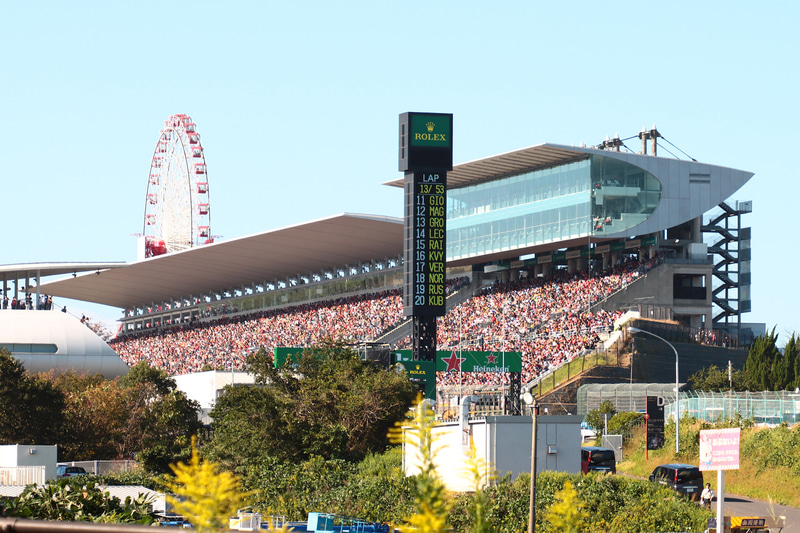 グランドスタンド。2コーナー付近から決勝中に撮影