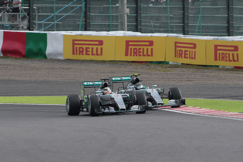 ハミルトン選手がロズベルグ選手を見ながらマシンを寄せる