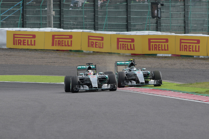 ロズベルグ選手が接触を避けコースオフ