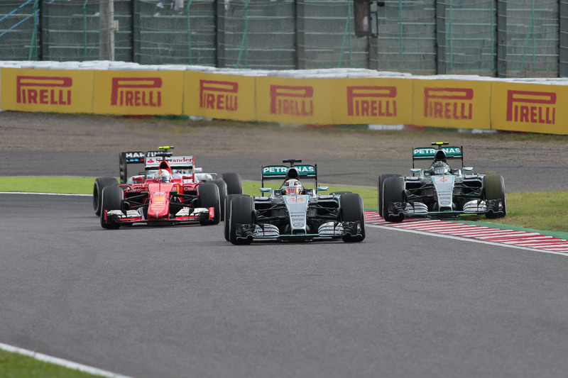 ロズベルグ選手のタイヤが芝生に乗り加速が鈍る