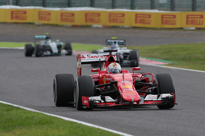 2周目は2位ベッテル選手、3位ボッタス選手、4位ロズベルグ選手で通過