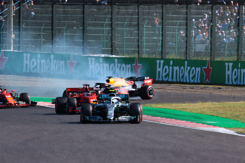 ボッタス選手の後方でレッドブルのマシンがコースオフ