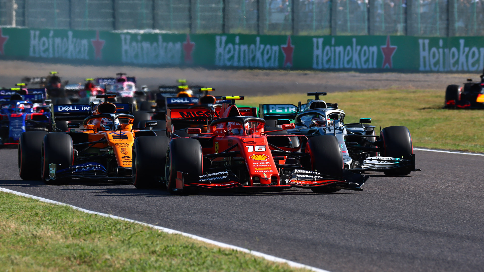 スタート直後の2コーナーから、フルHDサイズでフォトギャラリーに掲載した写真