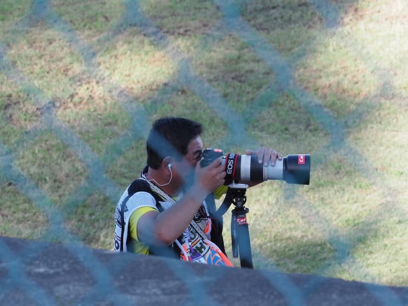 知人から送られて来た写真。コメントは「最後の数周でハミルトンがベッテル追い回してる時にS字を撮ってるところです」