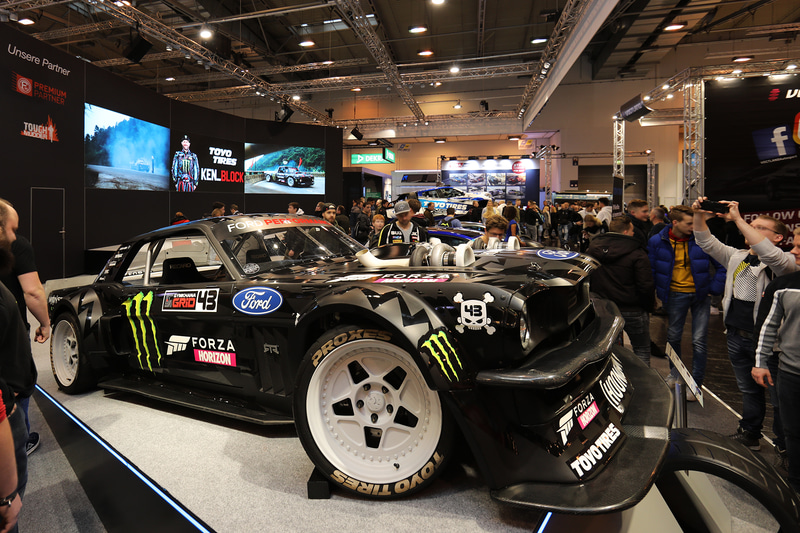 ケン・ブロック選手の動画「クライムカーナ（Climbkhana）」に登場する「フーニコーン V2」など、TOYO TIRESブランドを象徴するデモカーを展示