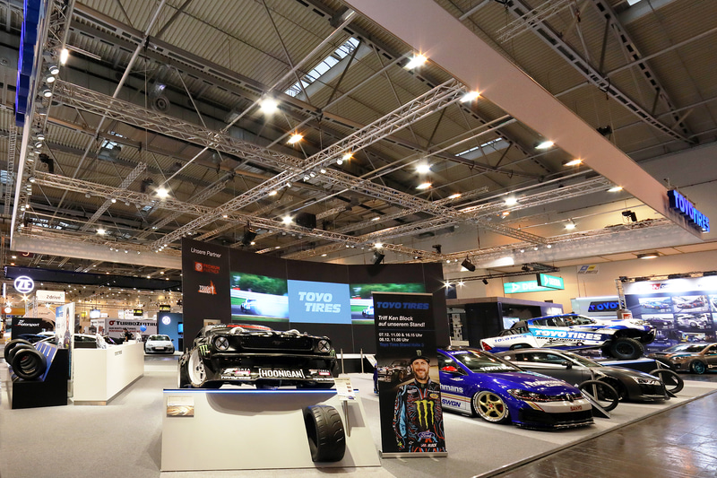 最新製品とデモカーが並ぶTOYO TIRESブースでは、大人気ラリードライバー ケン･ブロック選手のトークショーとサイン会も実施
