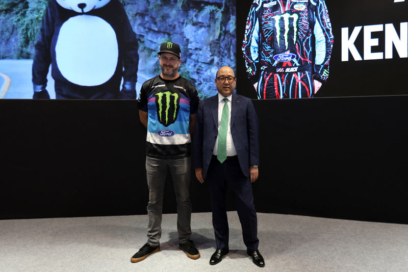 ドリフトの神様 ケン･ブロック選手（左）とTOYO TIRE株式会社 清水隆史 代表取締役社長（右）。2人はタイヤ開発について直接意見交換することもあるという