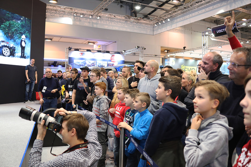 ケン・ブロック選手のステージには、休日ということもあり若年層ファンが多く訪れていた