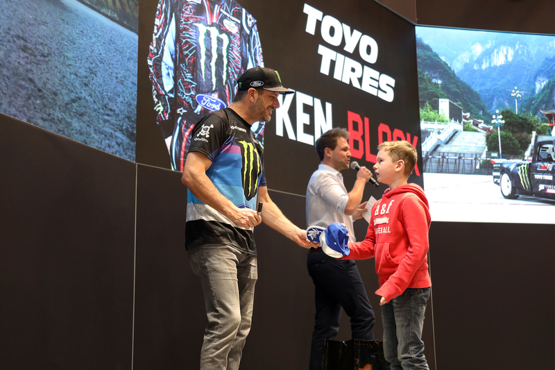 「ケン・ブロック クイズ」に正解し、ステージでサインしてもらう少年。こうしたコミュニケーションが欧州のクルマ文化を成熟させているのだろう