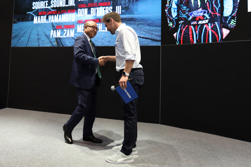 清水社長はステージを担当するTOYO TIRE Europeスタッフはもちろん、ブースに立つスタッフそれぞれと密にコミュニケーションをとっている