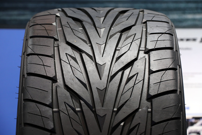 「PROXES ST III」は矢じり（アローヘッドテーパー）が特徴的。パフォーマンストラック/SUV/CUV向け