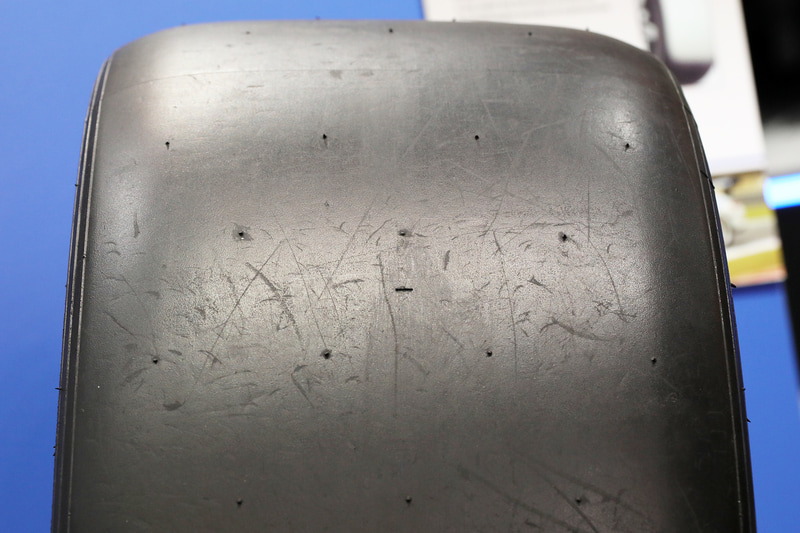 「PROXES RS1」。ドライ路面用スリックラジアル モータースポーツ専用タイヤ