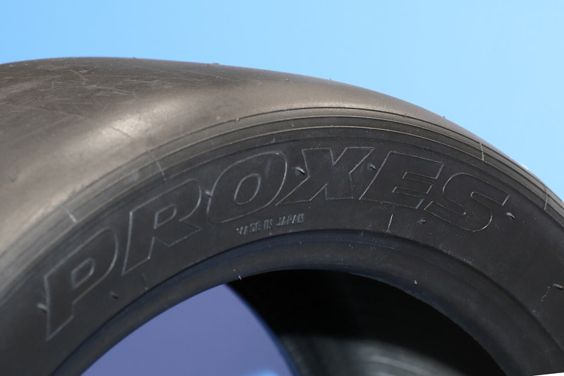 「PROXES RS1」。ドライ路面用スリックラジアル モータースポーツ専用タイヤ