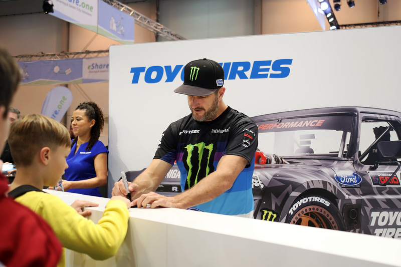 名前入りの直筆サインと記念撮影、握手やハグを求める人にも笑顔で対応。ケン・ブロック選手の人柄のよさが感じられた