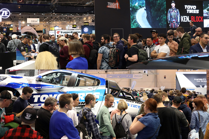 ファンの列はブースに収まるはずもなく延々と。近隣のブースも好意的で、皆で楽しんでいる雰囲気が心地よい