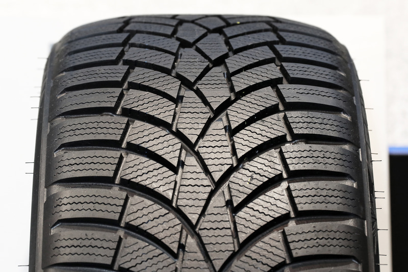 欧州市場向けウインタータイヤ「OBSERVE S944」はブースステージ中央付近に単独で展示。今秋からヨーロッパ地域限定で販売が開始されている